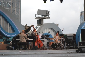 Apresentação do Grupo Zimbo Trio no dia de São Paulo na Expo Xangai, na Praça UBPA.
